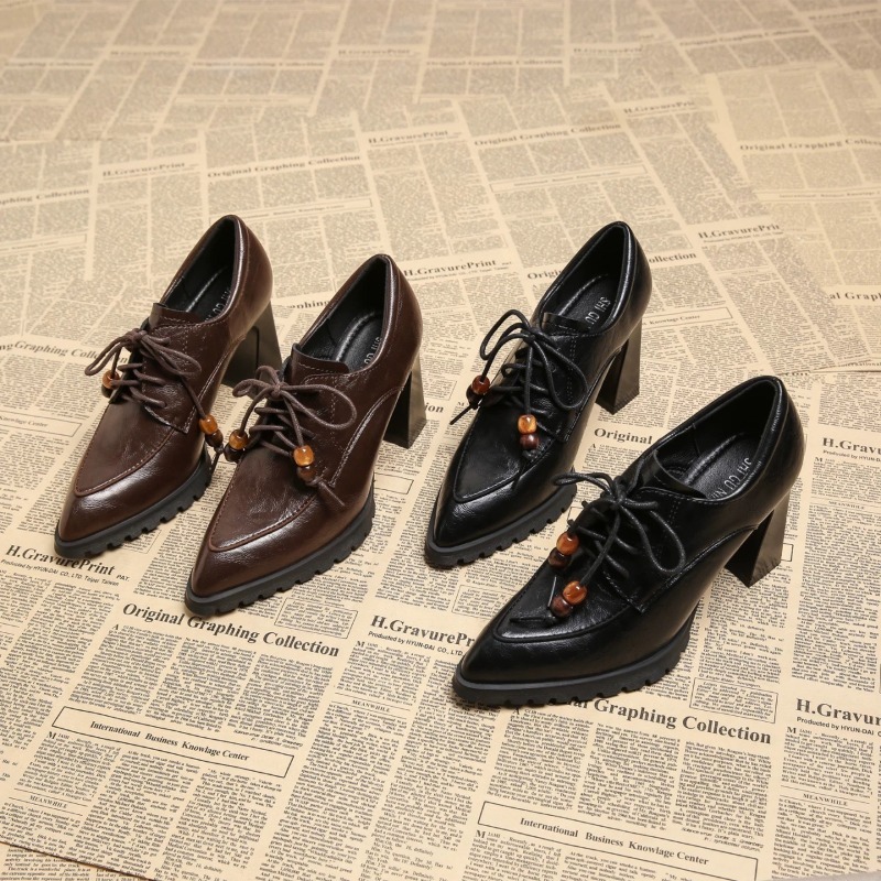 Pump Heel Block - Ретро туфли на ремешках с глубоким
